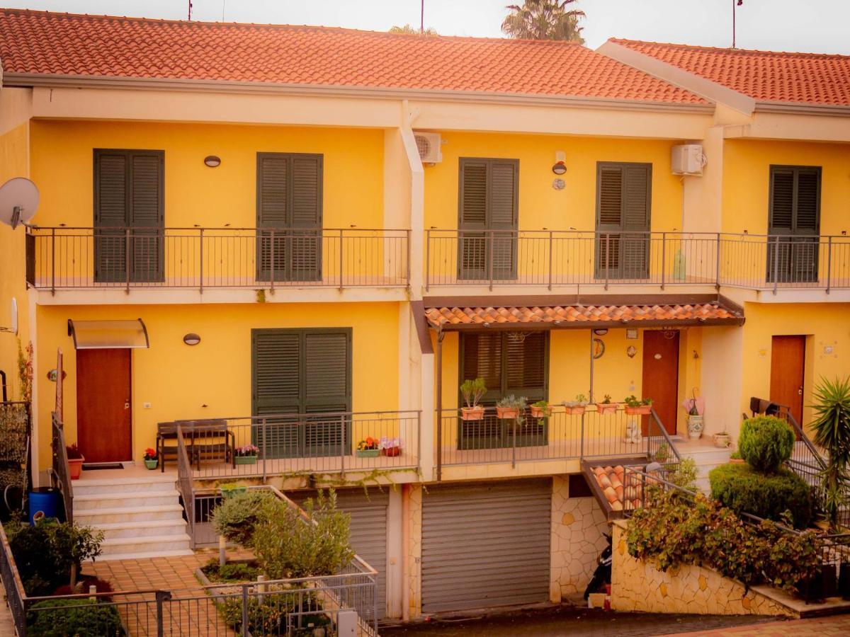 Bed And breakfast Kalinka Motta SantʼAnastasia Exterior foto